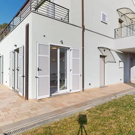 Apartment Charming With Pool And Garden