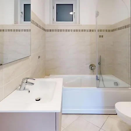 Charming With Pool And Garden Apartment